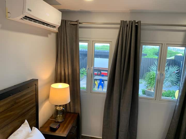 Dormitorio2 con vista al colorido patio al aire libre 