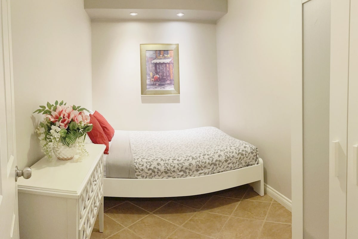 Ден с двойно легло и гардероб.