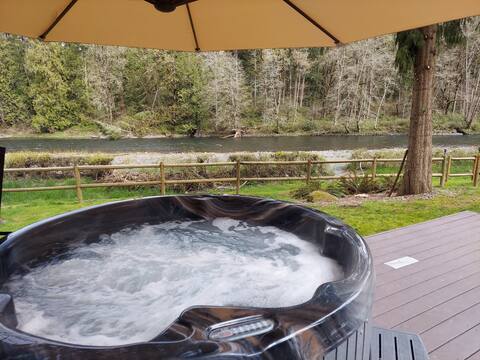 Charlies Riverfront Cottage - Hot tub & Fireplace