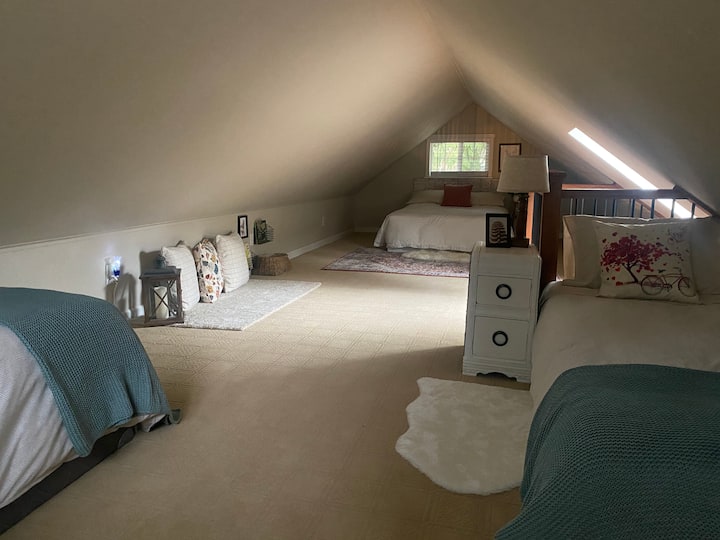 Loft en la planta superior 
Lleno y dos camas individuales