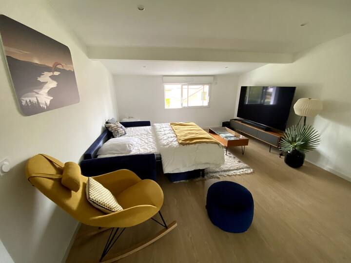 Relaxing area on the 2nd floor: 1 comfortable double sofa bed