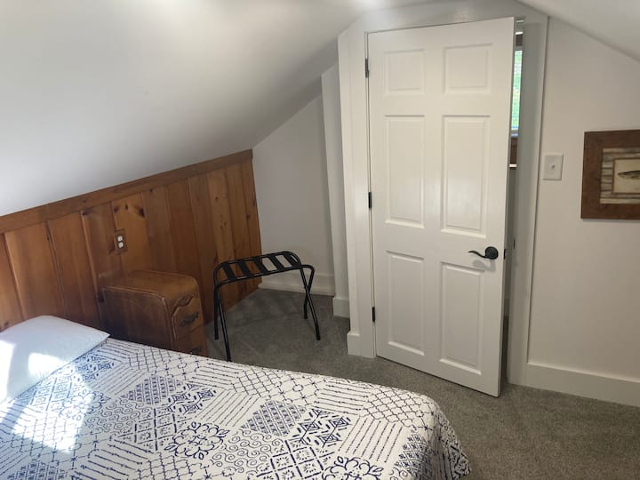 Bovenslaapkamer met queensize bed