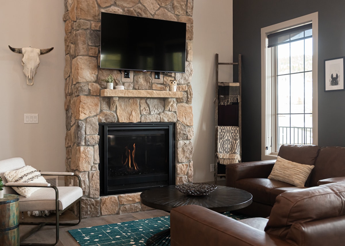 Popular Airbnb listing: Lone Eagle Chalet at Granby Ranch - With Hot Tub! in Granby