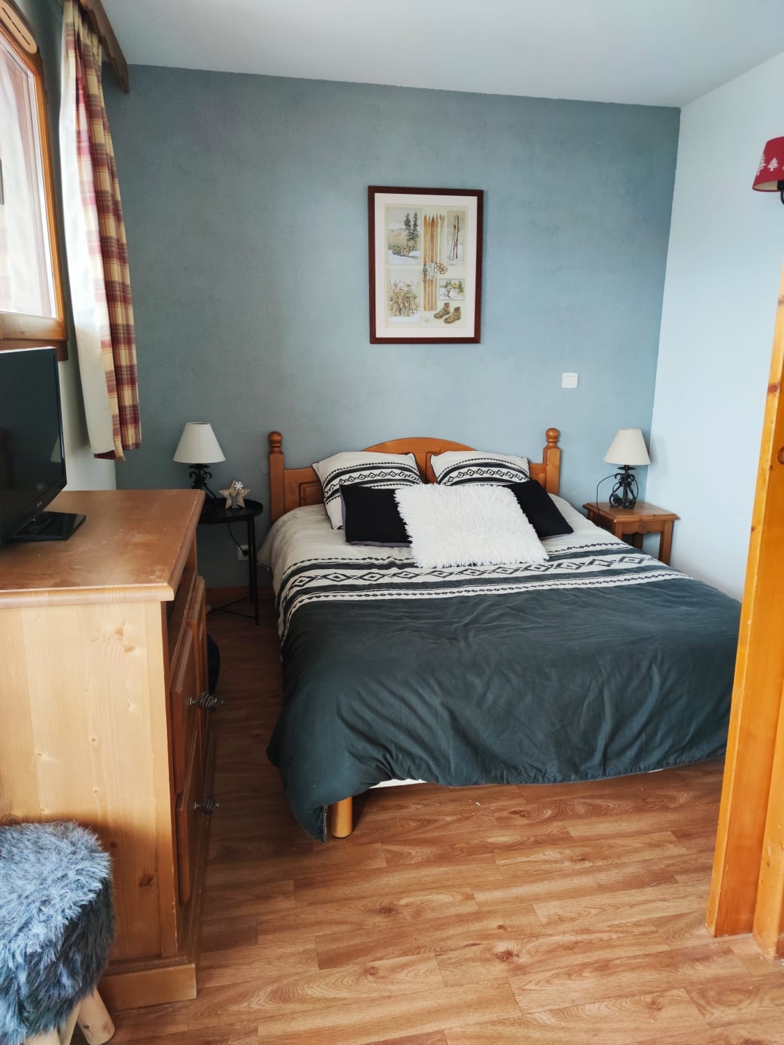 spálňa manželská posteľ (+ úložný priestor vpravo) obrátené k obývacej izbe. Spálňa sa zatvára priečkou. 