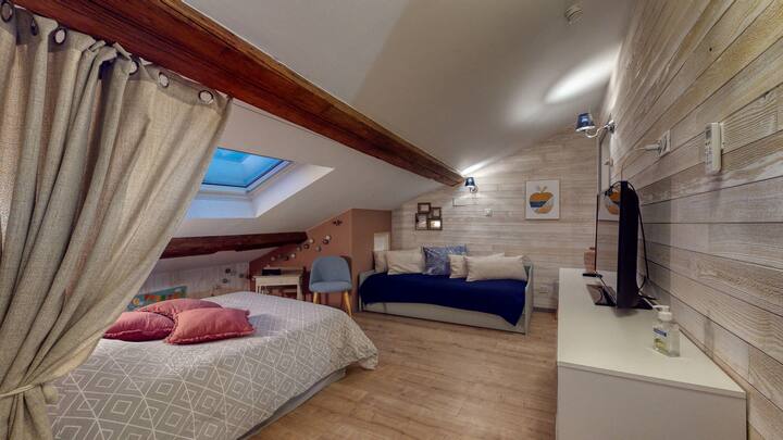 Chambre spacieuse se trouvant directement en haut de la montée d’escalier et donnant accès directement à la salle de bain et à la chambre 2. 