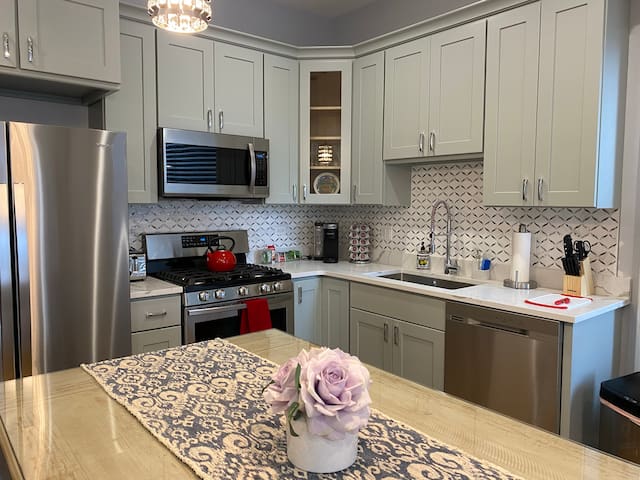 Wrigleyville Inn. Historic Greystone, Free Parking gallery image 2