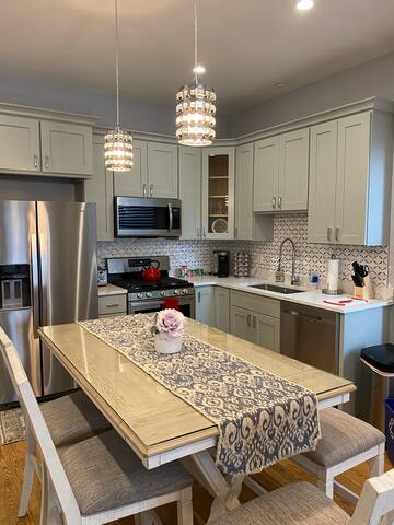 Wrigleyville Inn. Historic Greystone, Free Parking gallery image 3