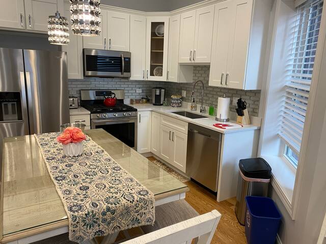 Wrigleyville Inn. Historic Greystone, Free Parking gallery image 5