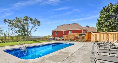 Cliffhouse on The Bay, Waterview Getaway with Pool
