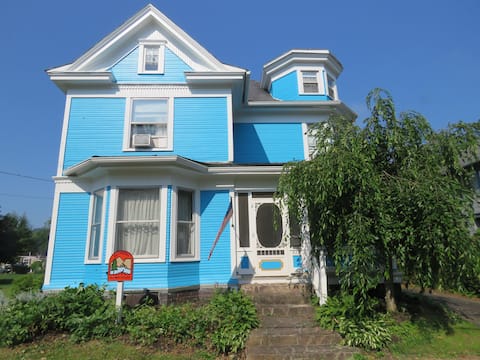 Grand Victorian - easy walk to trail, food & shops