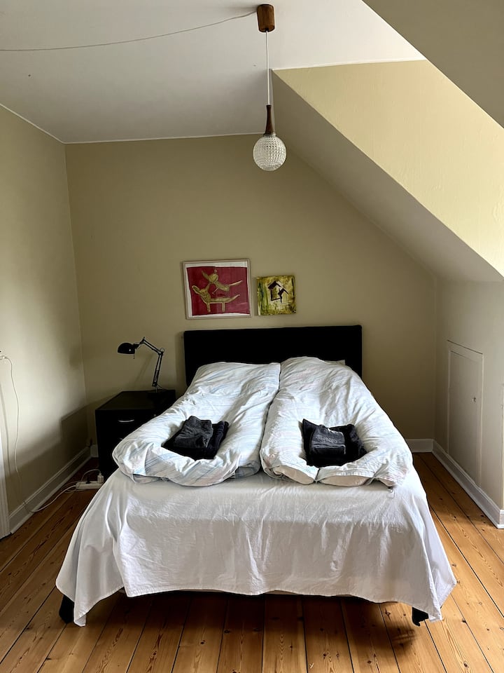 חדר שינה עם מיטה זוגית (140 ס"מ)