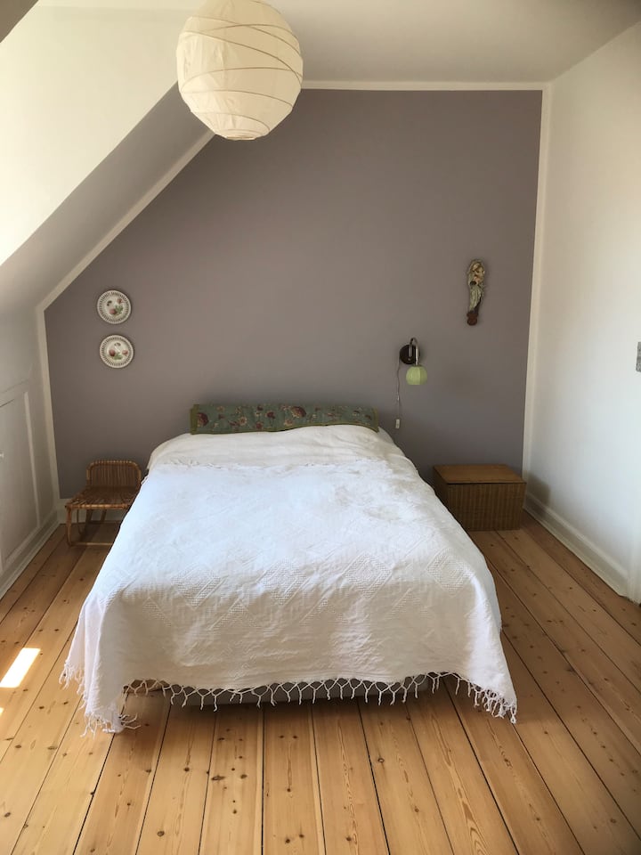 חדר שינה עם מיטה זוגית (140 ס"מ)