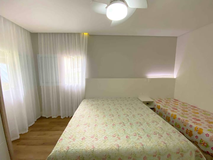 Apartmán 01 Veľká manželská posteľ King, jednolôžková posteľ. Kúpeľňa s toaletou.