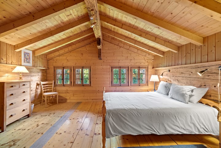 غرفة نوم بسرير بحجم كبير في الطابق