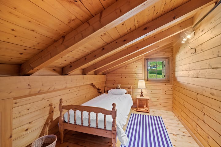 غرفة في الطابق العلوي بسريرين مفردين - إطلالة 1