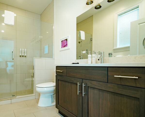 2BD/2BA w/ gourmet kitchen, private balcony & more gallery image 5