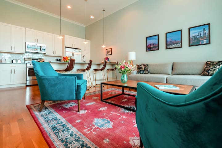 2BD/2BA w/ gourmet kitchen, private balcony & more