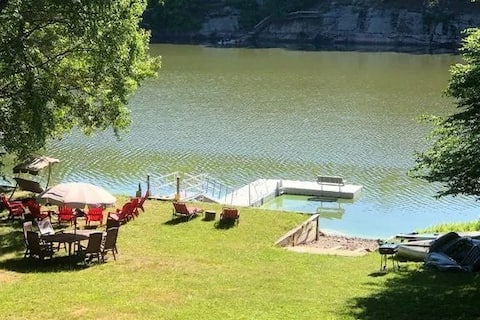 Lakefront Villa! Sleeps 14, Hot tub, boats!