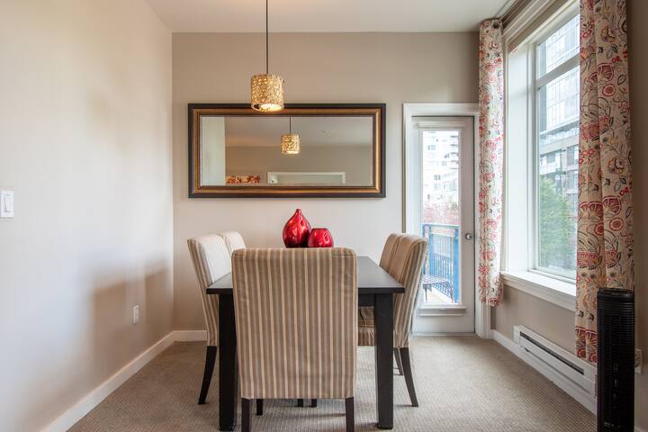 Stunning 2 Bedroom 2 Bath Home in Seattle!⁴ gallery image 5