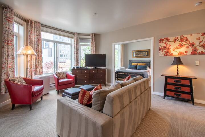 Stunning 2 Bedroom 2 Bath Home in Seattle!⁴ gallery image 3