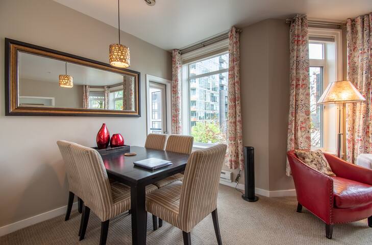 Stunning 2 Bedroom 2 Bath Home in Seattle!⁴ gallery image 4