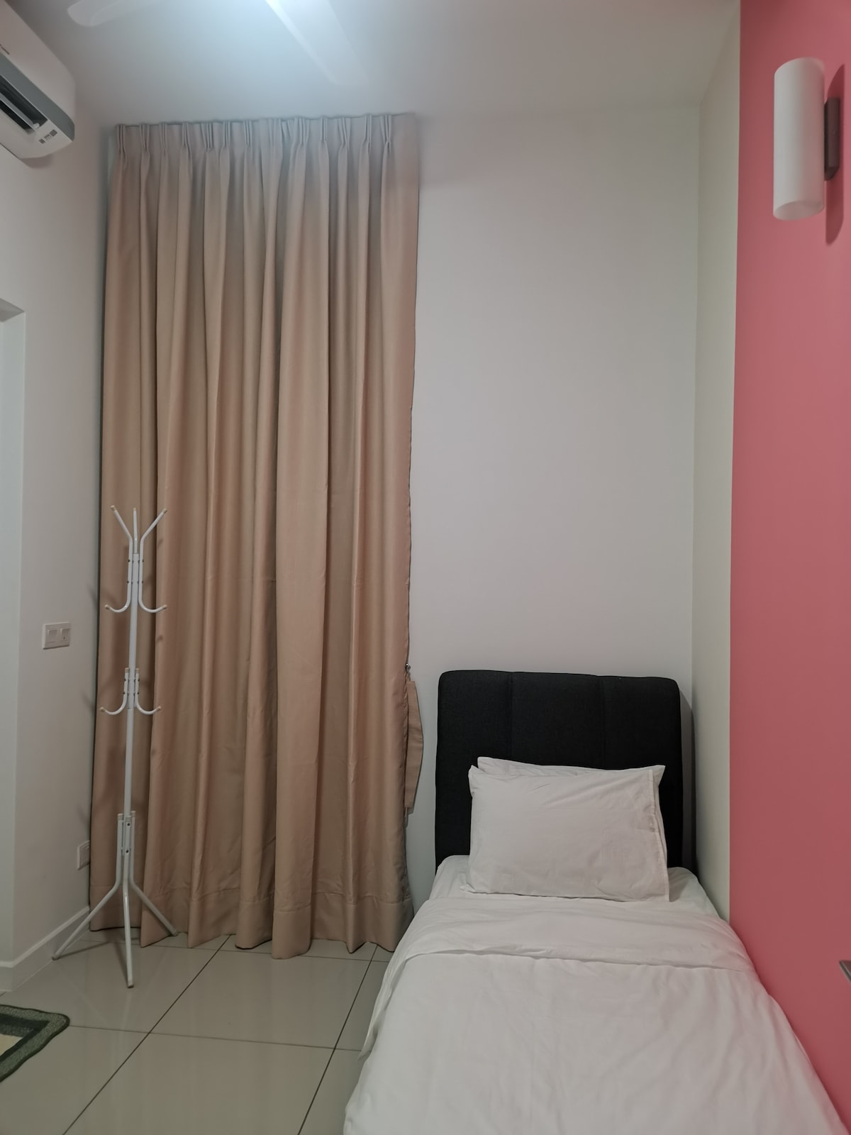 Tretia izba so skriňou a jedinečným vešiakom na oblečenie