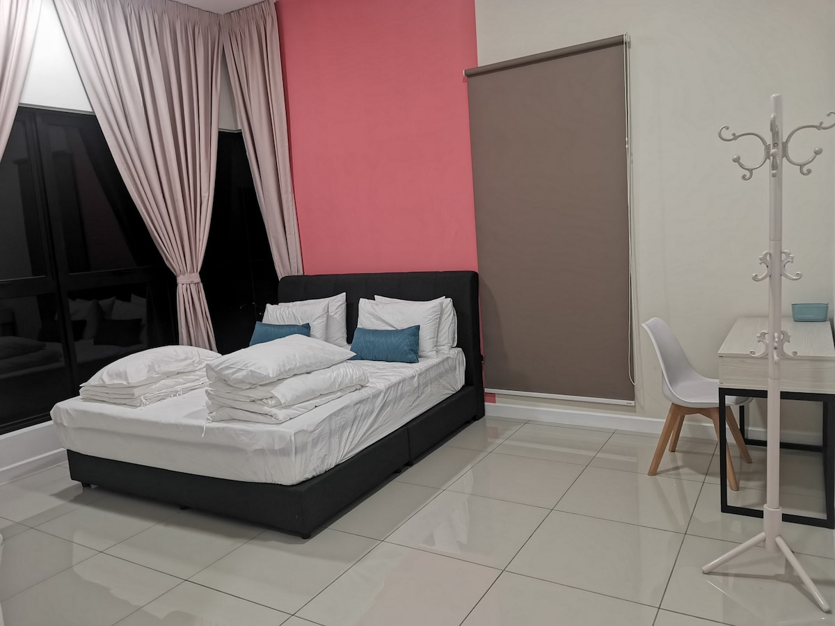 Hlavná izba s pracovným priestorom a jedinečným vešiakom na oblečenie 