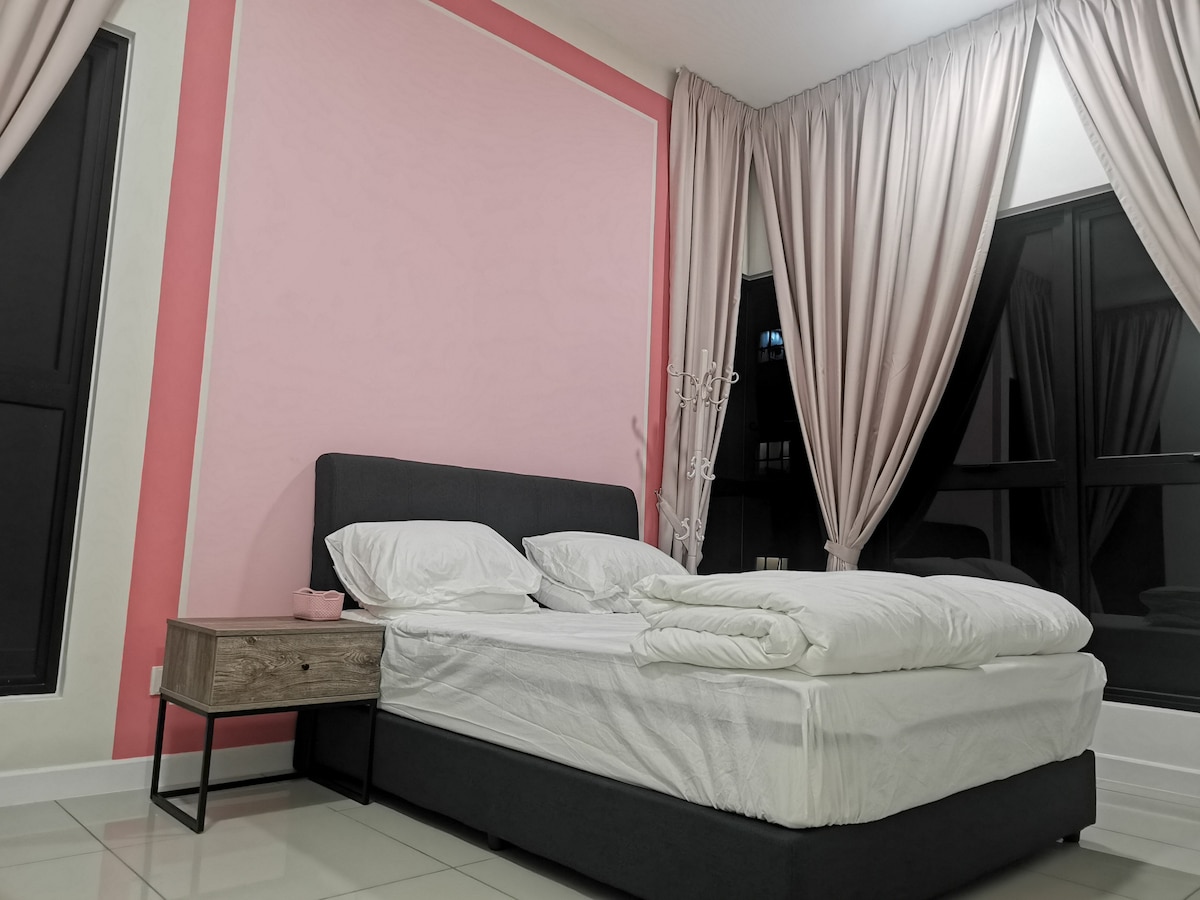 Druhá izba so skriňou a jedinečným vešiakom na oblečenie