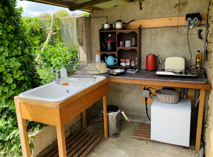 Cosy Vintage Caravan Retreat In Secluded Garden - Bridport