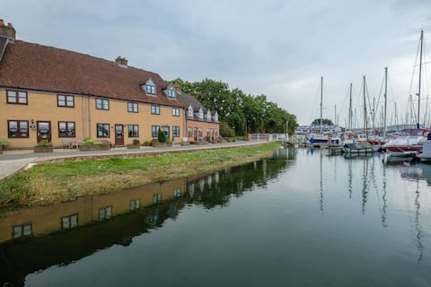 Waterside Cottage 2 Bedrooms sleeps 4 Binfield