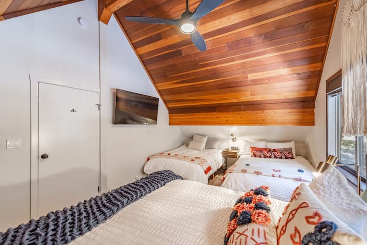 Dhomë gjumi në katin e sipërm me 3 krevate dopio "queen", ventilator tavani dhe televizor 55'.