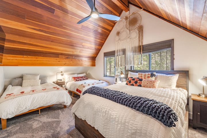 Dhomë gjumi në katin e sipërm me 3 krevate dopio "queen" dhe televizor 55'.