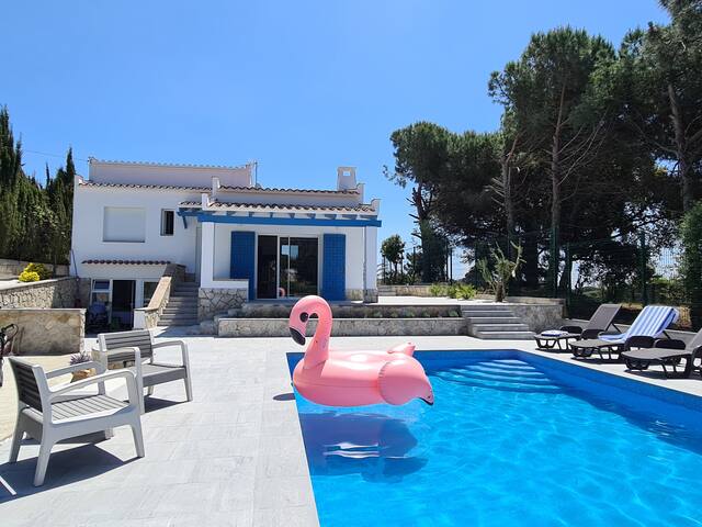 Villa Meru 7 pax, A/C, Pool & Mini Sports pitch