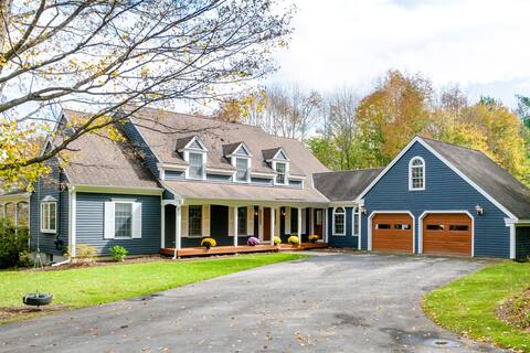 The Smith House: Beautiful Home in Ideal Location!