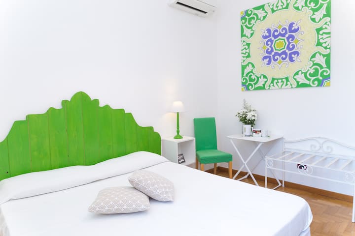 Chumba cha watu wawili kilicho na bafu lenye bafu na mtaro wa mwonekano wa bahari wa kujitegemea, kiyoyozi, Wi-Fi ya bila malipo, lcd ya televisheni, mfumo wa kupasha joto