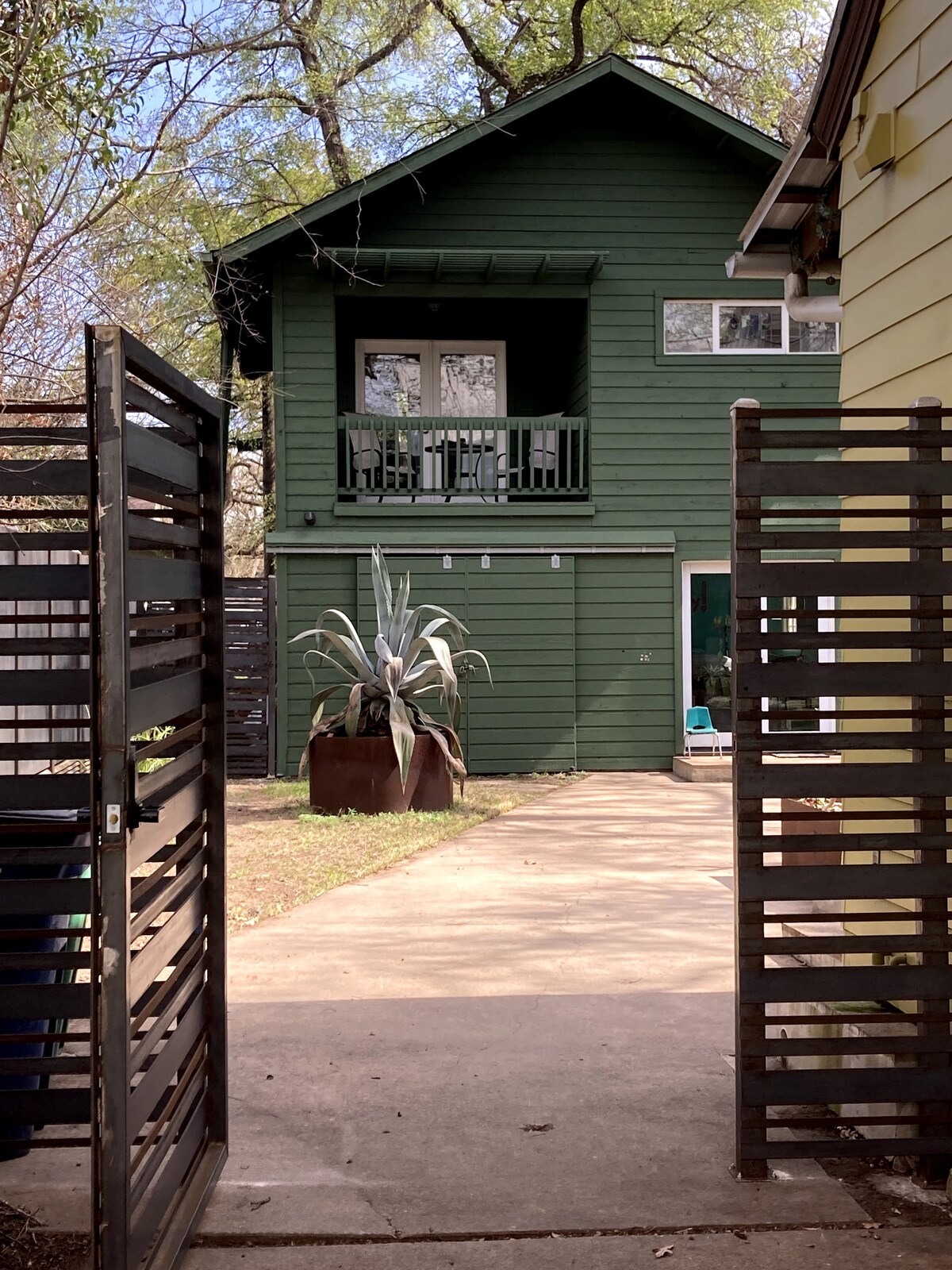 Central Austin Treehouse Studio Apt