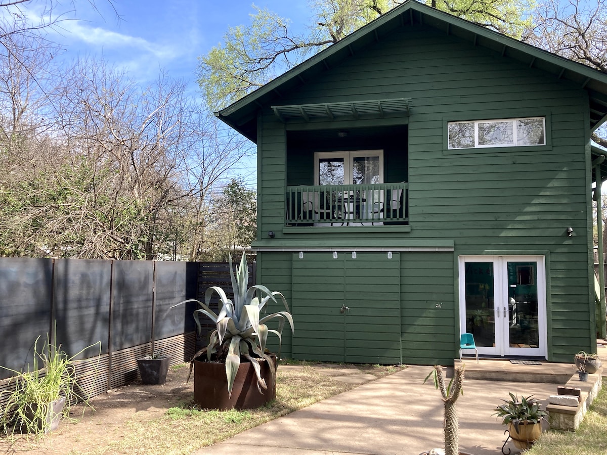 Central Austin Treehouse Studio Apt