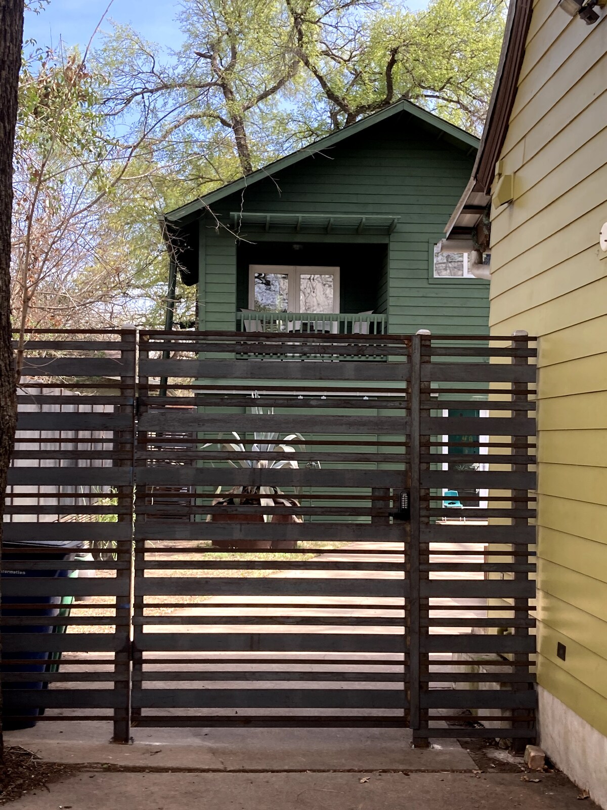 Central Austin Treehouse Studio Apt