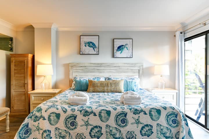 マスターベッドルームには、新しいマットレスとバルコニーへのアクセスを備えたキングサイズベッドが備わっています。