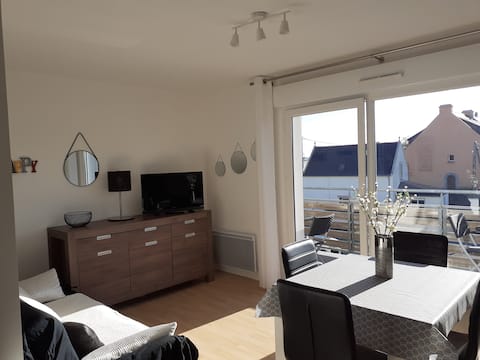 Popular Airbnb listing: VERY BEAUTIFUL DUPLEX WITH LARGE BALCONY OVERLOOKING THE SEA in Camaret Sur Mer