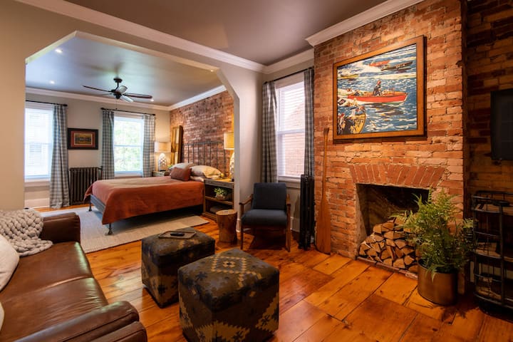 Chumba kikuu cha kulala kilicho na sehemu ya kukaa
Kumbuka: Hii sio sehemu ya kuotea moto inayofanya kazi.