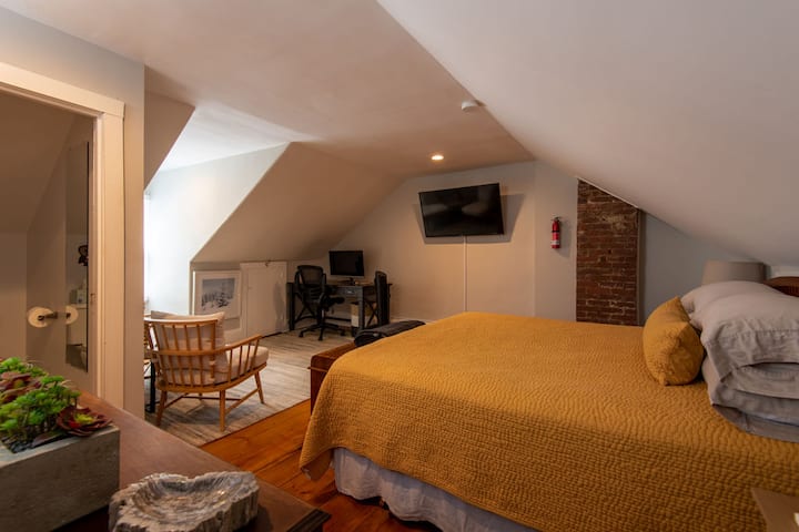 Chumba cha kulala cha ghorofa ya 3 (Kitanda cha Kifalme, eneo la kuketi, dawati na kompyuta)