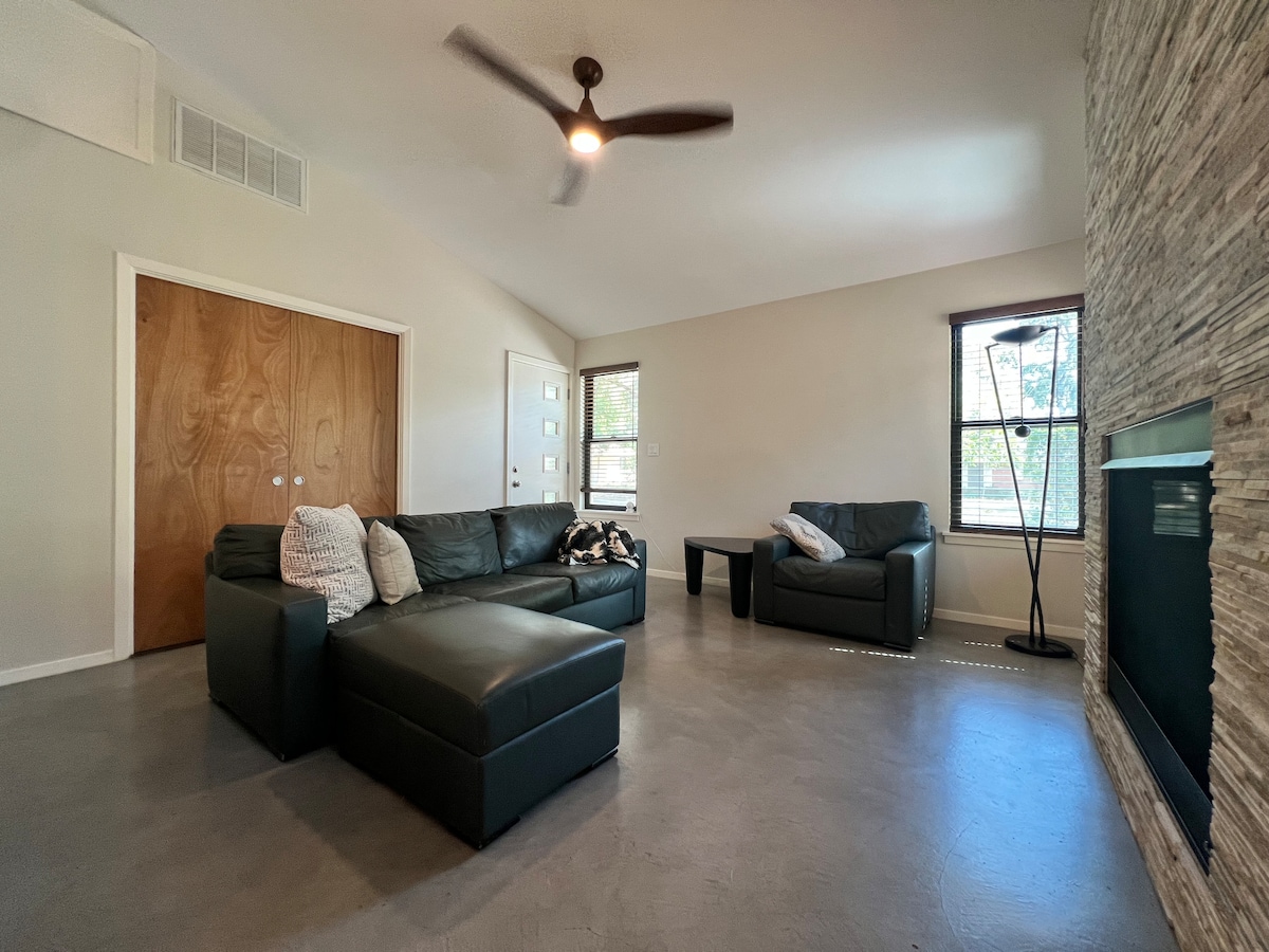 Airy One Bedroom Guest Apartment Guesthouses for Rent in Austin
