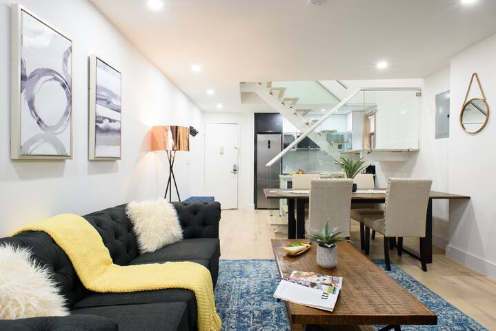 Luxury 3BR Duplex ~W&D~ Elevator Bldg gallery image 2