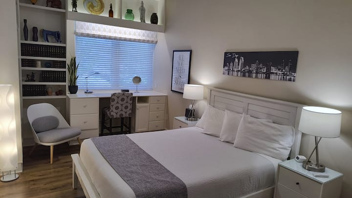 Chumba cha kulala cha Queen kilicho na eneo la kazi