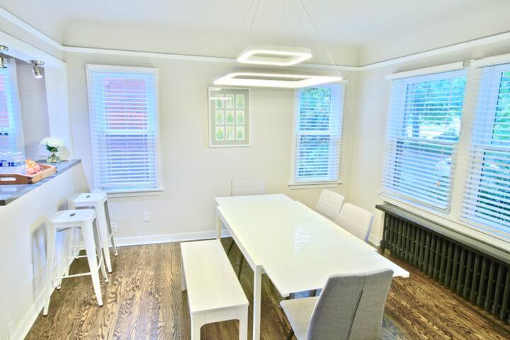 Cozy 6BR/3BA Wallingford gem near downtown gallery image 3