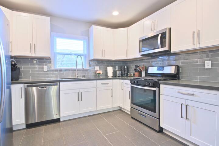 Cozy 6BR/3BA Wallingford gem near downtown gallery image 5