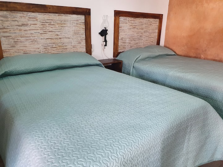 Spavaća soba (4) Vlastita kupaonica 
(2) veliki kreveti 