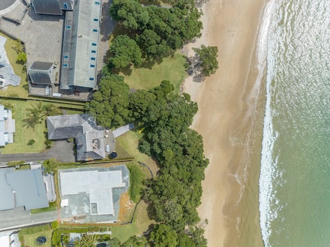 Popular Airbnb listing: Light House - 20 paces to Coopers Beach in Doubtless Bay