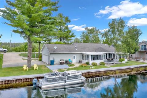 Houghton Lake Getaway w/ Pontoon